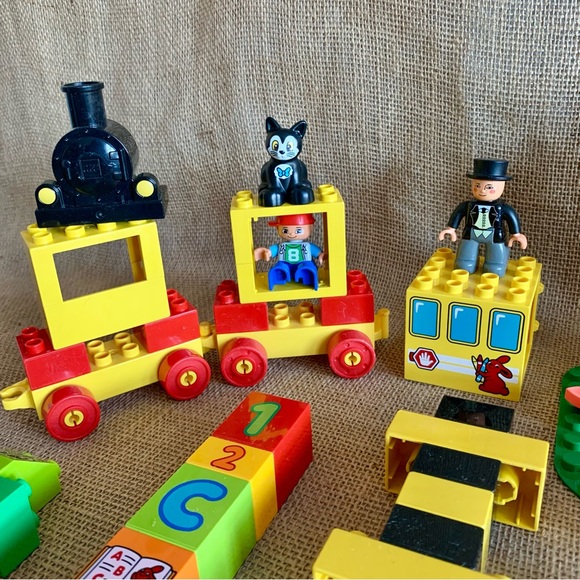 LEGO DUPLO Assortment of Bricks & Figures for Beginner Builder in Storage Bin - Picture 5 of 8